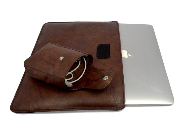 Leather sleeve for Macbook in crinkled choclate brown finish